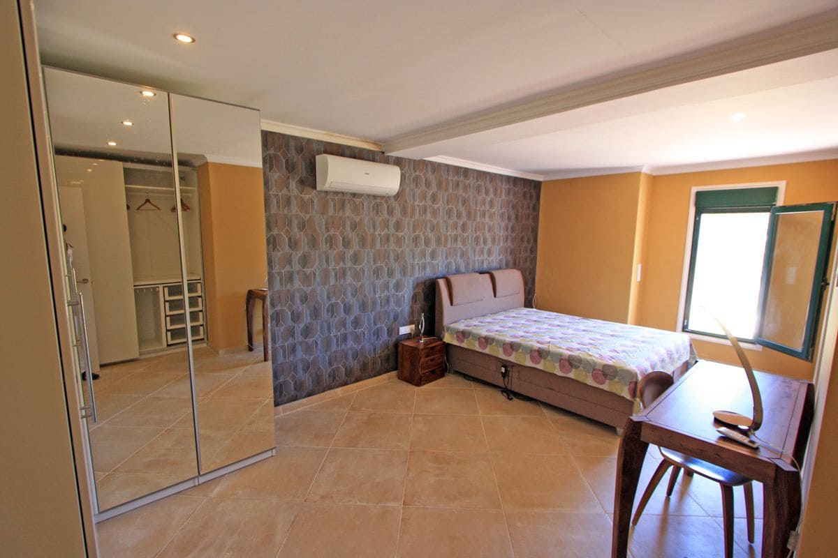 6 makuuhuone Huvila myytävänä paikassa La Sella mukana 
autotalli - 875 000 € (Ref: 8287912)