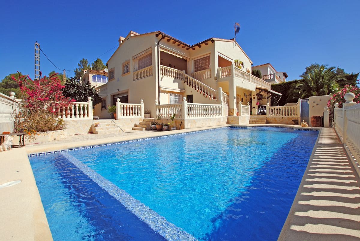 3 Zimmer Villa zu verkaufen in Orba mit Pool Garage - 580.000 € (Ref: 8364376)