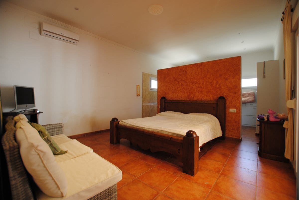 3 Zimmer Villa zu verkaufen in Orba mit Pool Garage - 580.000 € (Ref: 8364376)