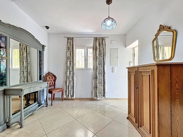 8 bedroom Villa for sale in Dénia with pool garage - € 749,000 (Ref: 8494332)