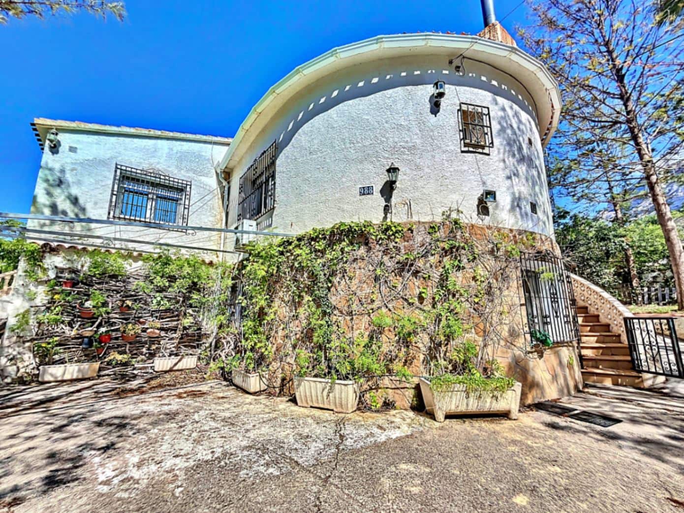 8 bedroom Villa for sale in Denia with pool garage - € 749,000 (Ref: 8494332)