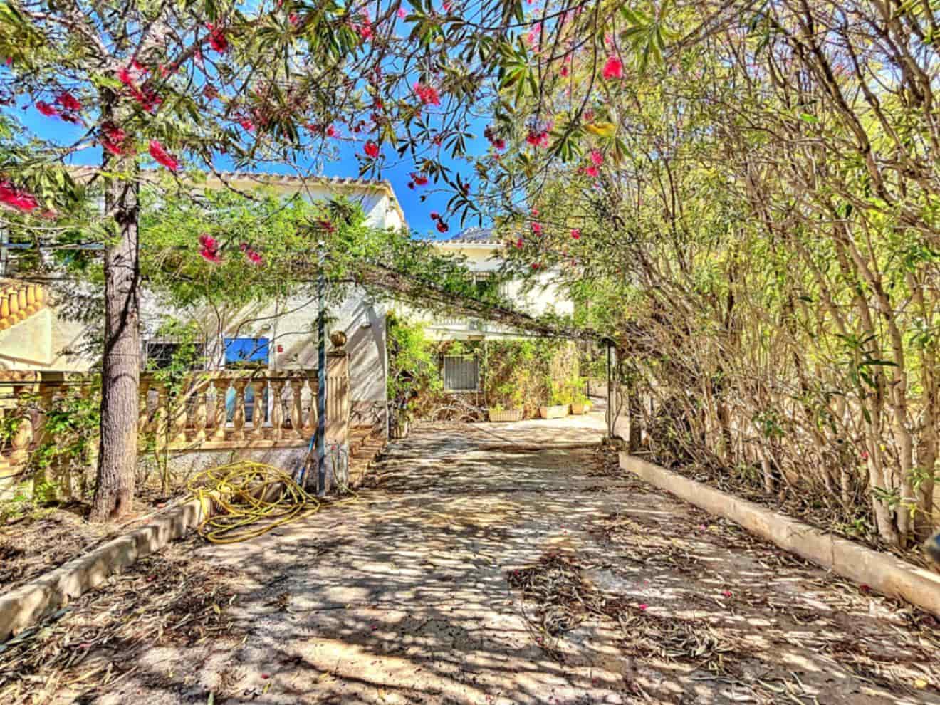 8 bedroom Villa for sale in Denia with pool garage - € 749,000 (Ref: 8494332)