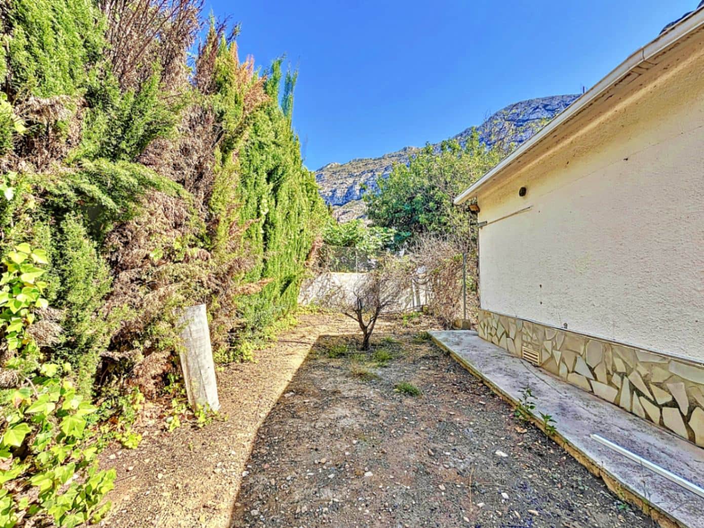 8 bedroom Villa for sale in Denia with pool garage - € 749,000 (Ref: 8494332)