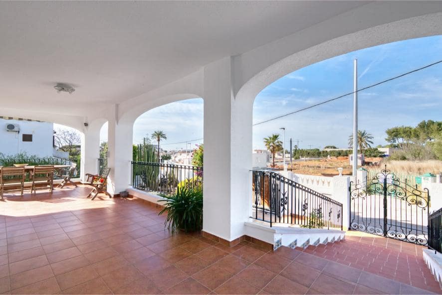 Chalet de 5 habitaciones en Dénia en venta con piscina garaje - 750.000 € (Ref: 8881012)