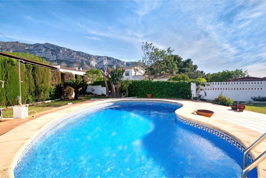 Chalet de 5 habitaciones en Dénia en venta con piscina garaje - 750.000 € (Ref: 8881012)