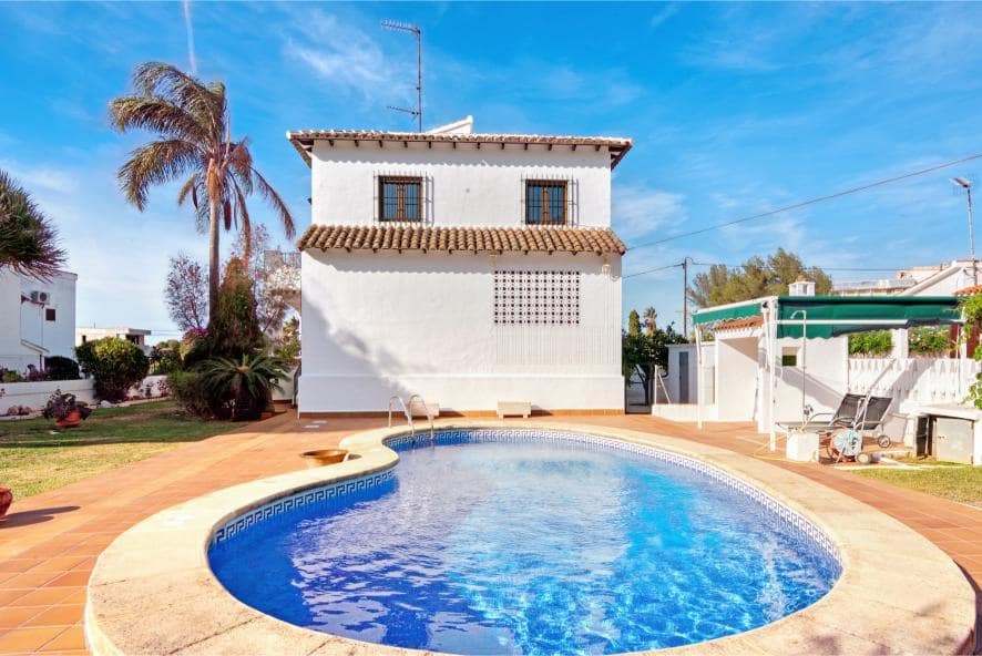 Chalet de 5 habitaciones en Dénia en venta con piscina garaje - 750.000 € (Ref: 8881012)
