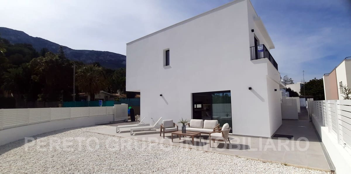 Chalet de 3 habitaciones en Dénia en venta con piscina garaje - 675.000 € (Ref: 8937846)