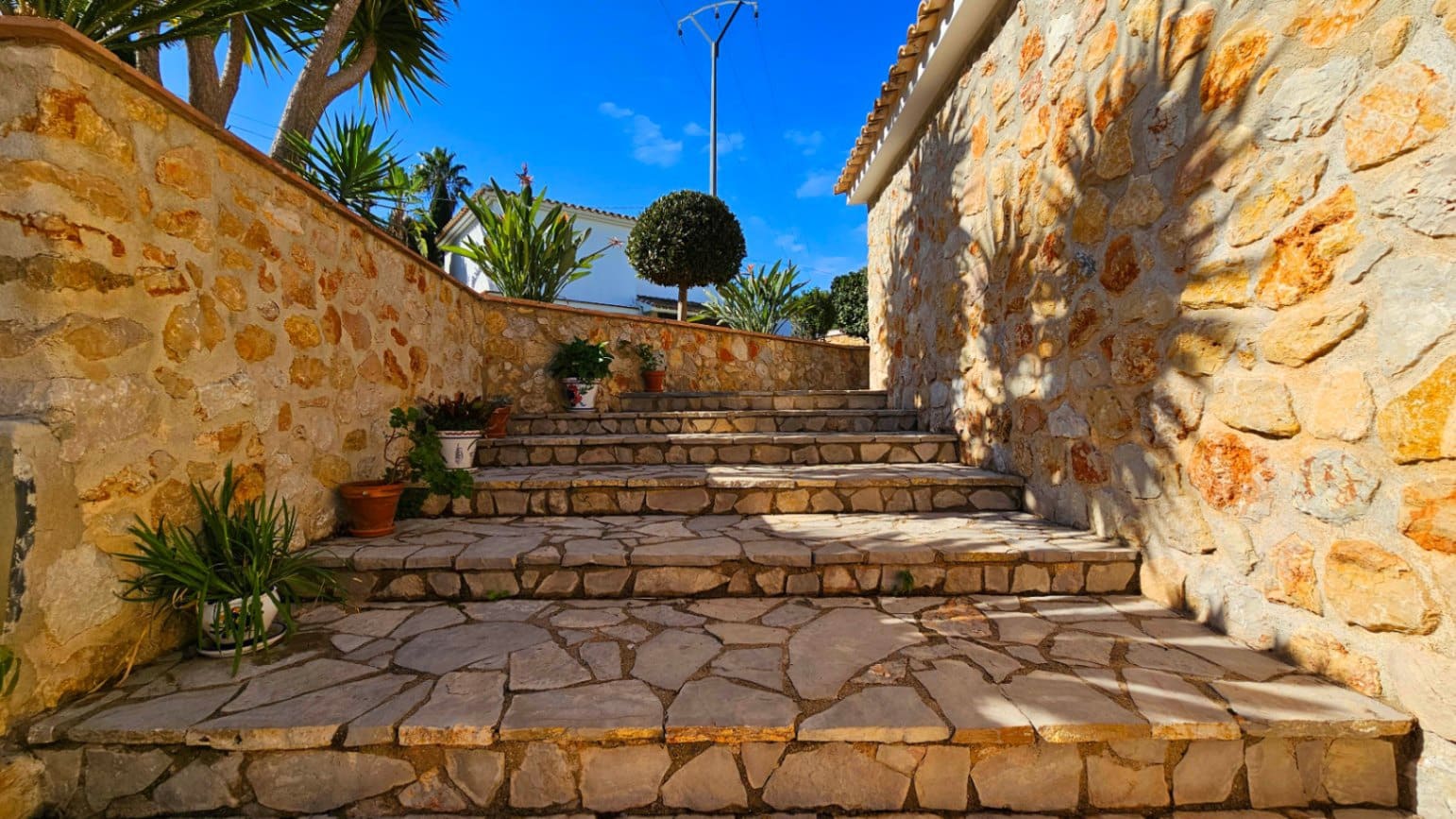 5 bedroom Villa for sale in Orba with pool garage - € 645,000 (Ref: 9046501)