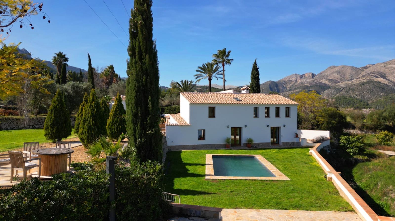 5 bedroom Villa for sale in Orba with pool garage - € 645,000 (Ref: 9046501)