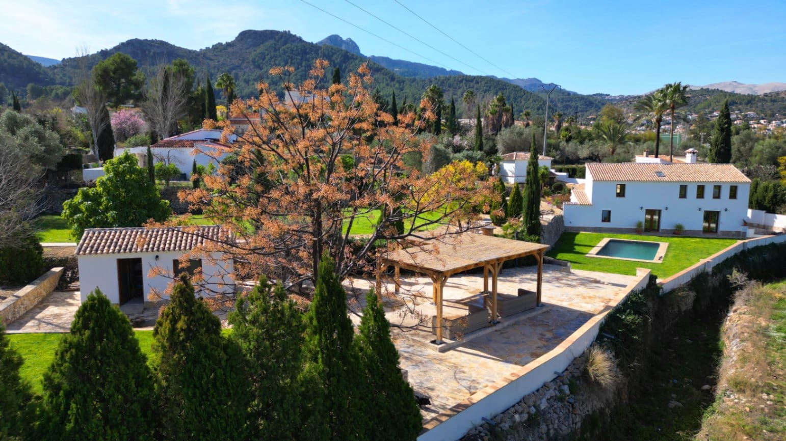 5 bedroom Villa for sale in Orba with pool garage - € 645,000 (Ref: 9046501)