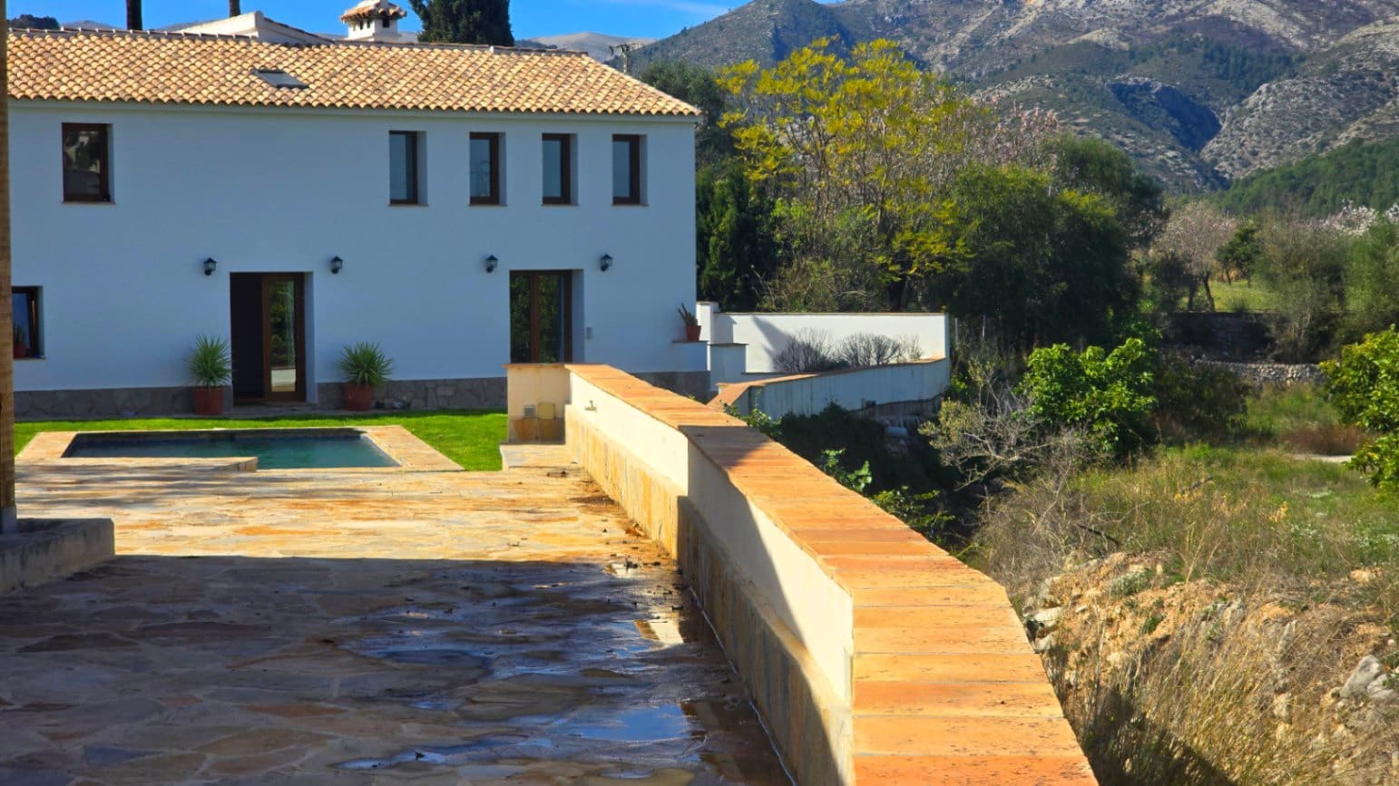 5 bedroom Villa for sale in Orba with pool garage - € 645,000 (Ref: 9046501)