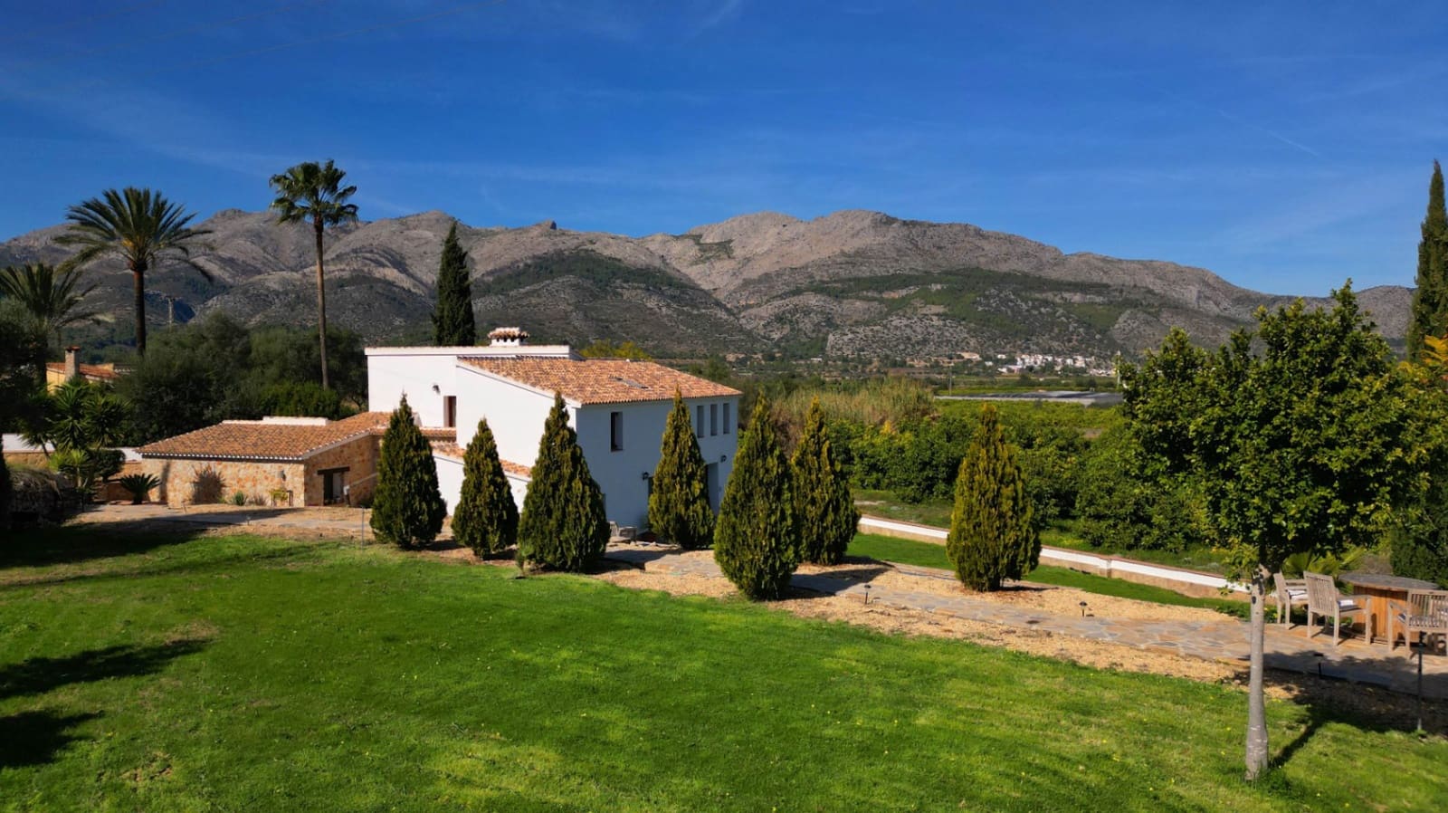 5 bedroom Villa for sale in Orba with pool garage - € 645,000 (Ref: 9046501)