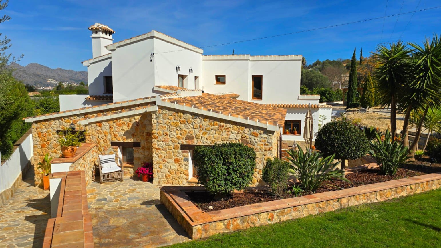 5 bedroom Villa for sale in Orba with pool garage - € 645,000 (Ref: 9046501)