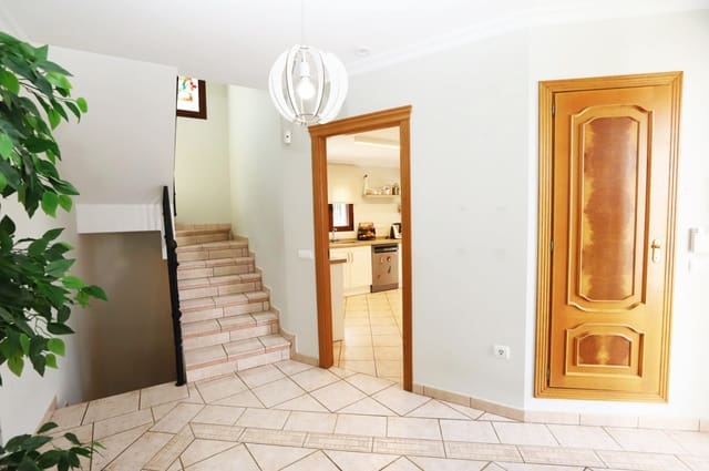 4 makuuhuone Huvila myytävänä paikassa El Montgó, Dénia mukana uima-altaan 
autotalli - 595 000 € (Ref: 9352799)