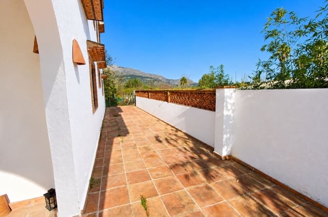 5 Zimmer Villa zu verkaufen in Orba mit Pool Garage - 690.000 € (Ref: 9528994)