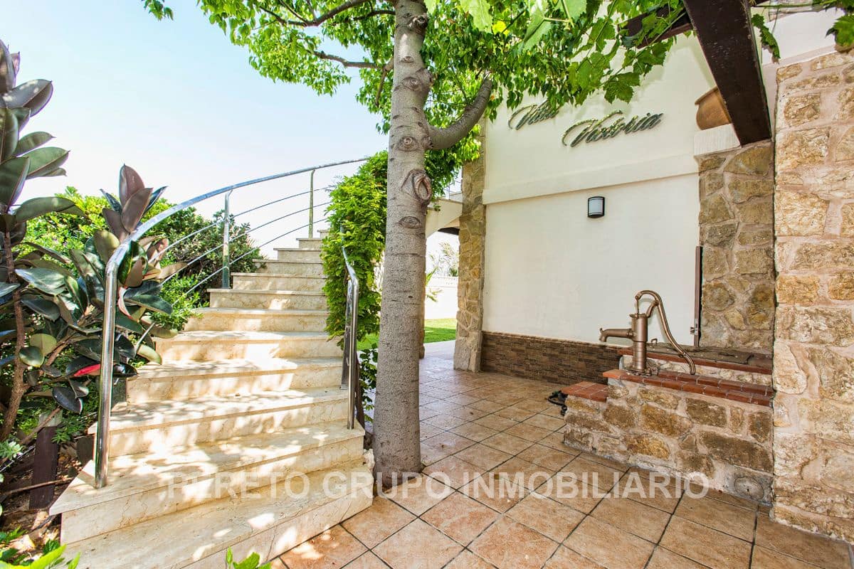 5 makuuhuone Huvila myytävänä paikassa Denia mukana 
autotalli - 2 000 000 € (Ref: 9606810)