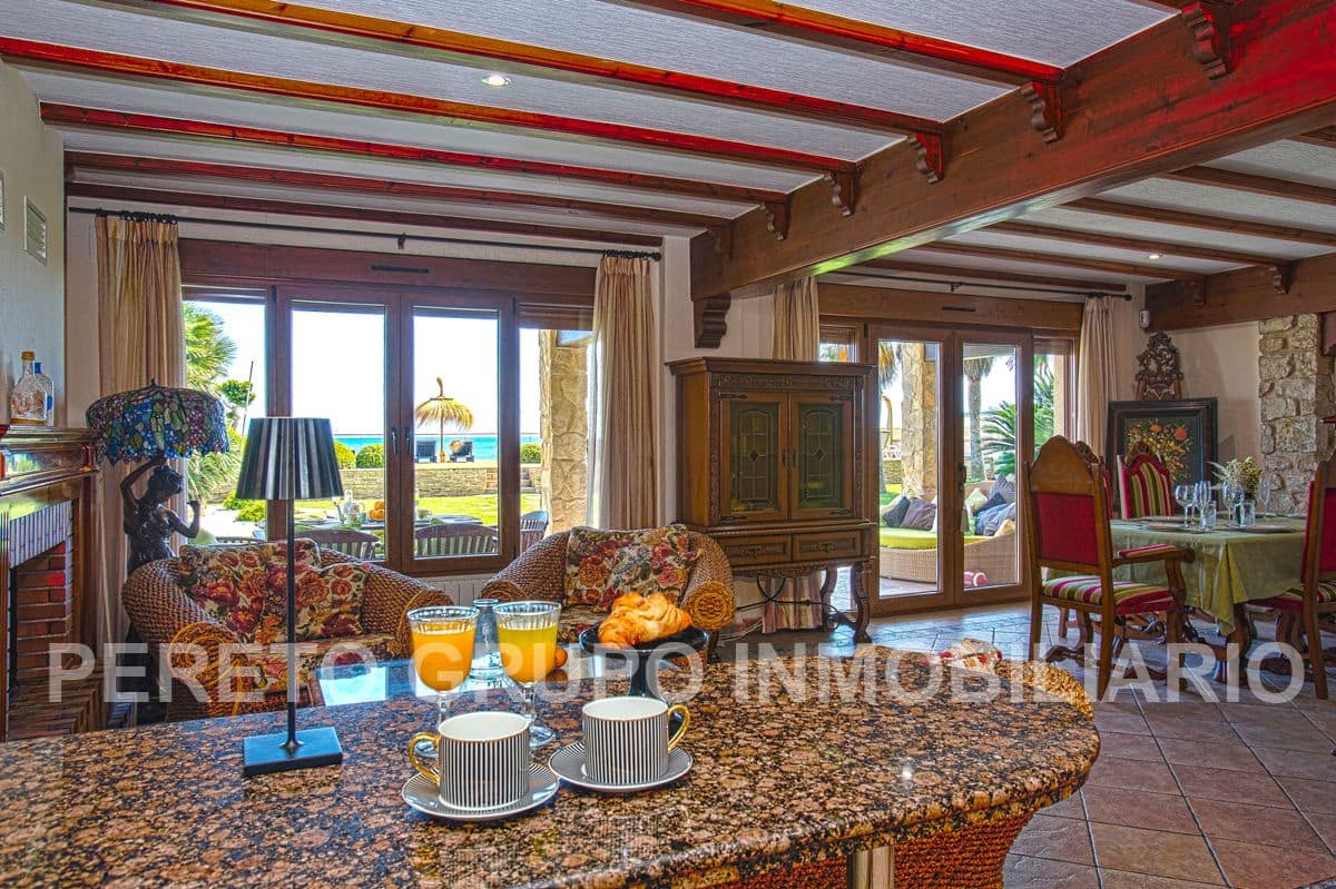 5 makuuhuone Huvila myytävänä paikassa Denia mukana 
autotalli - 2 000 000 € (Ref: 9606810)