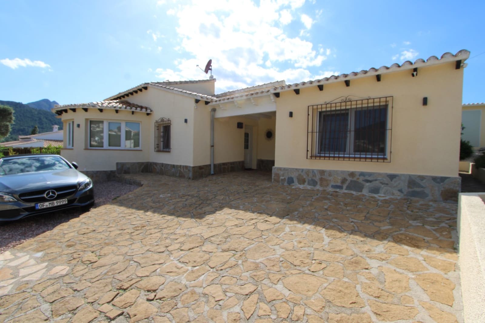 3 soveværelse Villa til salg i Orba med swimmingpool garage - € 475.000 (Ref: 9852995)
