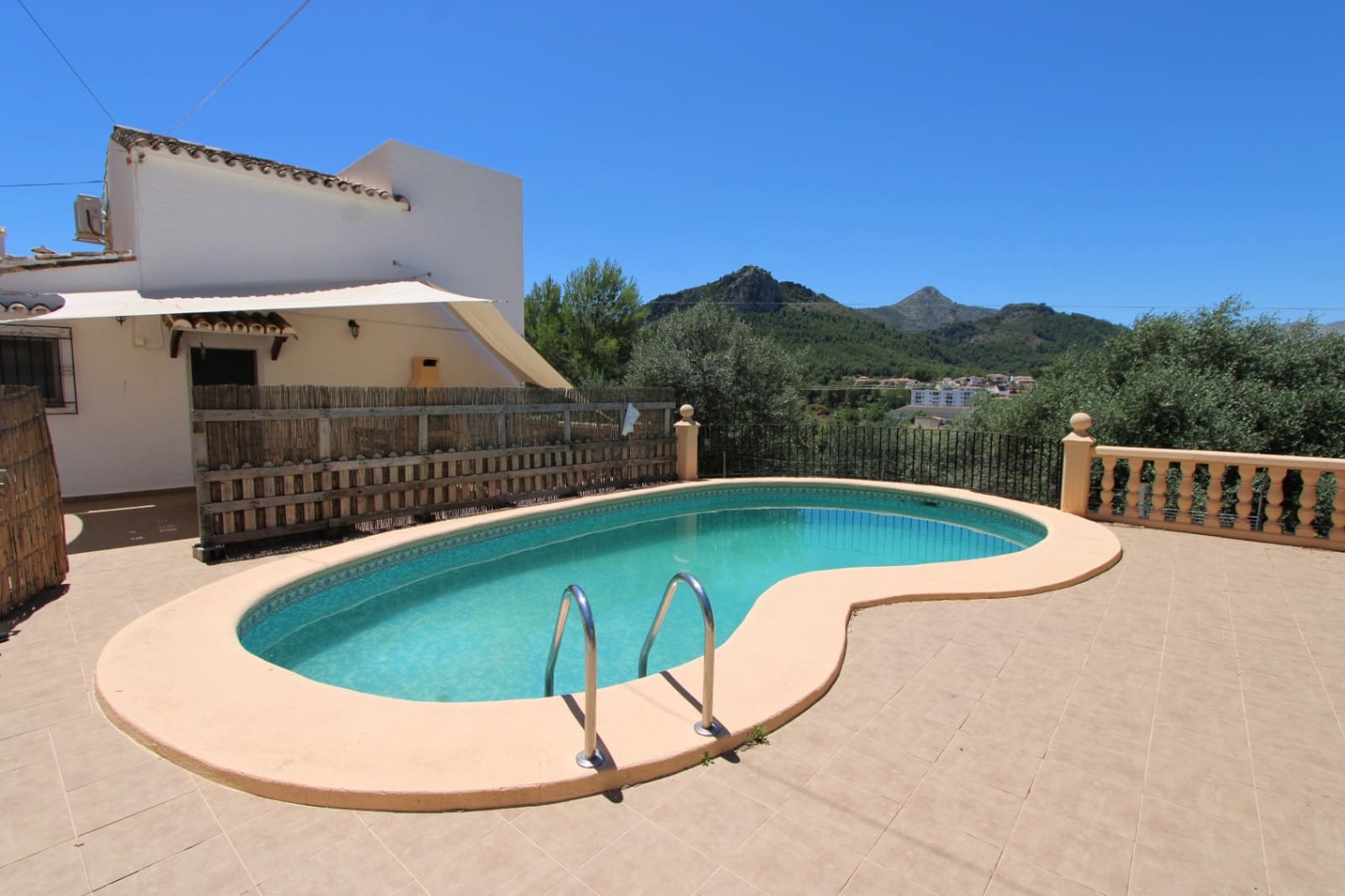 2 soveværelse Villa til salg i Orba med swimmingpool garage - € 365.000 (Ref: 9912220)