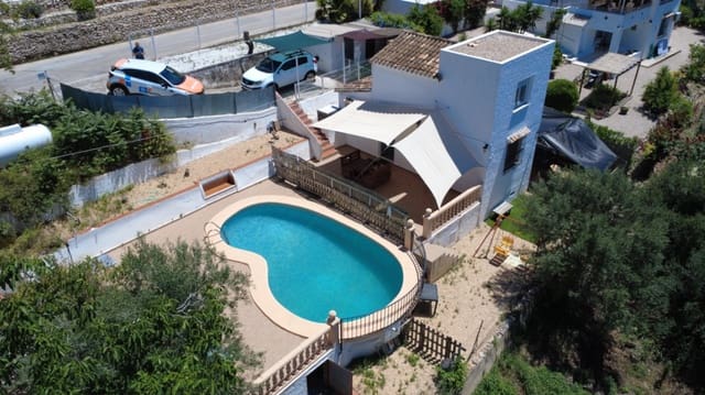 2 soveværelse Villa til salg i Orba med swimmingpool garage - € 365.000 (Ref: 9912220)