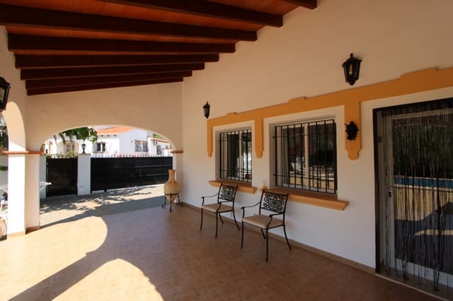 4 soveværelse Villa til salg i Orba med swimmingpool garage - € 525.000 (Ref: 9940812)
