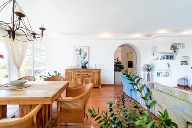3 bedroom Villa for sale in San Bartolomé de Tirajana with pool garage - € 1,200,000 (Ref: 10100425)
