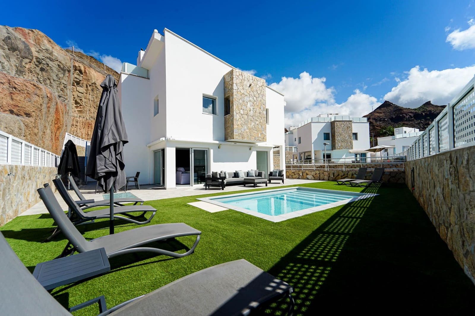 3 bedroom Villa for sale in Mogan with pool garage - € 925,000 (Ref: 9839161)