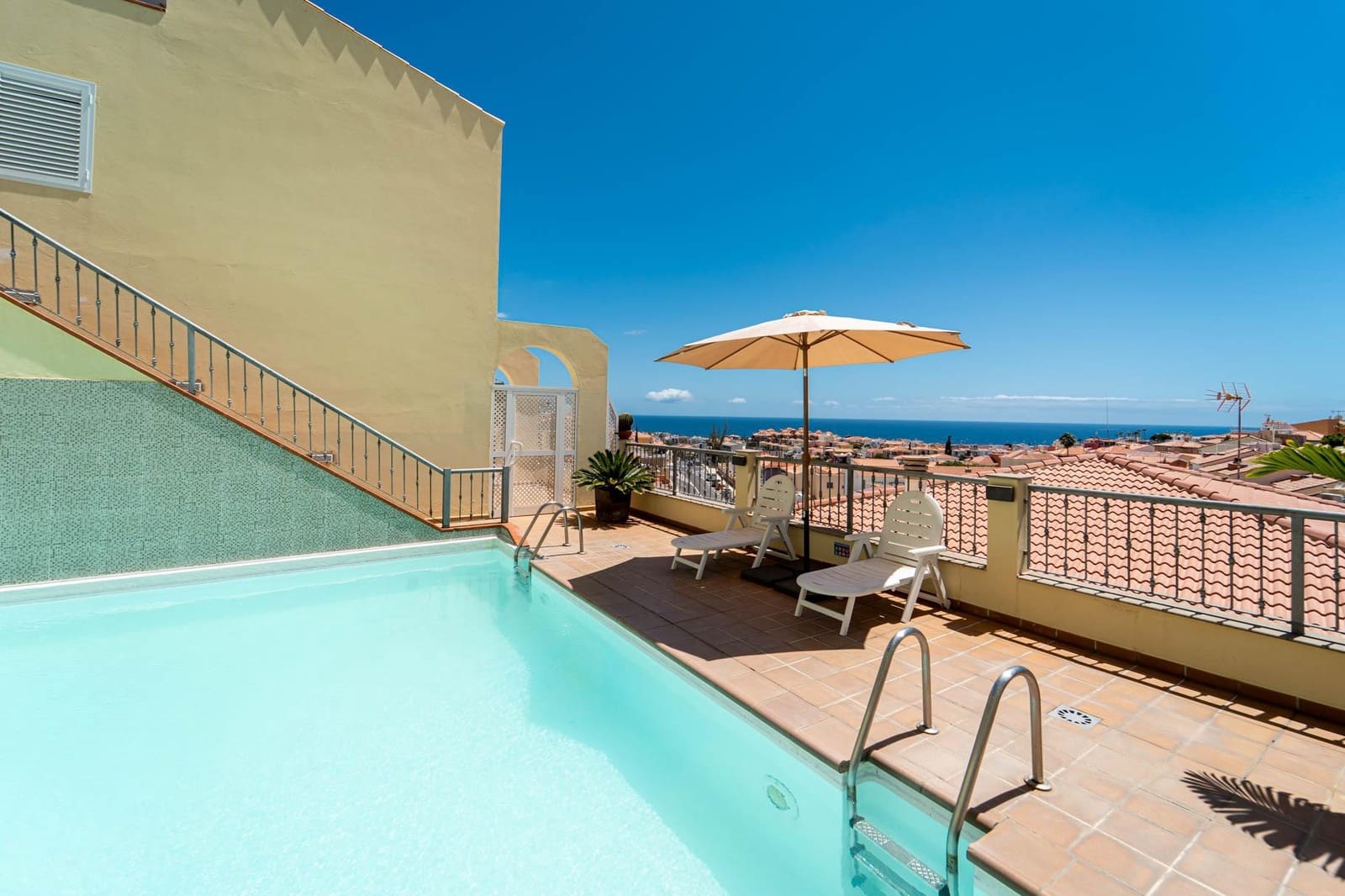 Adosado de 3 habitaciones en Arguineguín en venta con piscina garaje - 545.000 € (Ref: 9866939)