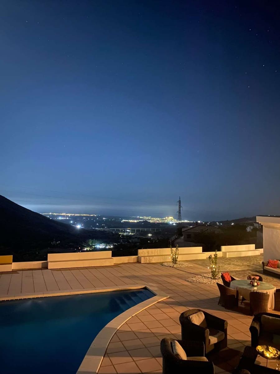 4 bedroom Villa for sale in Molvizar with pool - € 449,000 (Ref: 10108985)