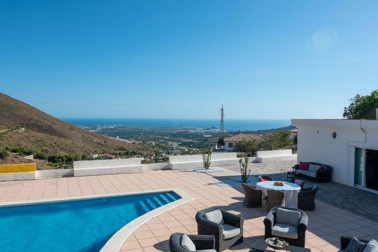4 bedroom Villa for sale in Molvizar with pool - € 449,000 (Ref: 10108985)
