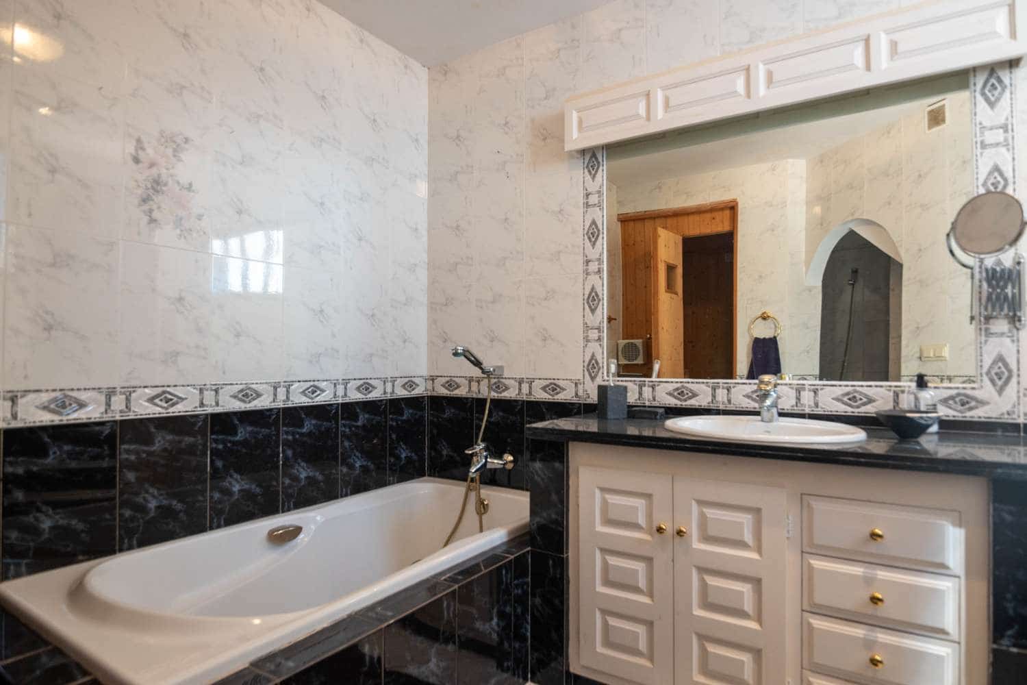 4 bedroom Villa for sale in Salobrena with pool - € 895,000 (Ref: 10115436)
