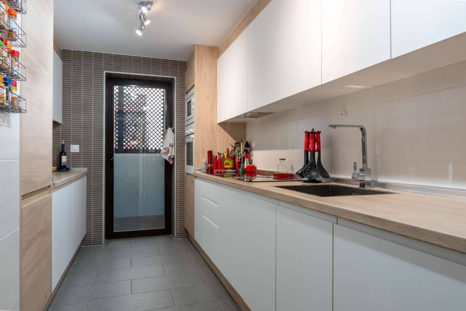 2 slaapkamer Appartement te koop in Salobrena met zwembad garage - € 260.000 (Ref: 10173361)