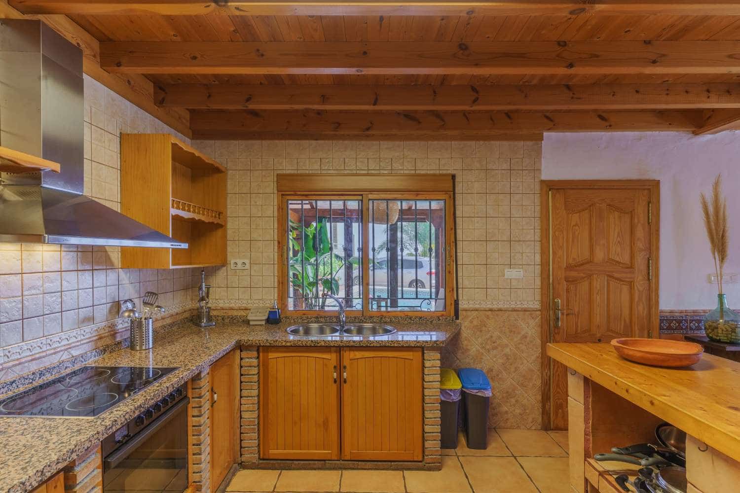 Casa de 3 habitaciones en Salobreña en alquiler con piscina - 2.000 € (Ref: 10184312)
