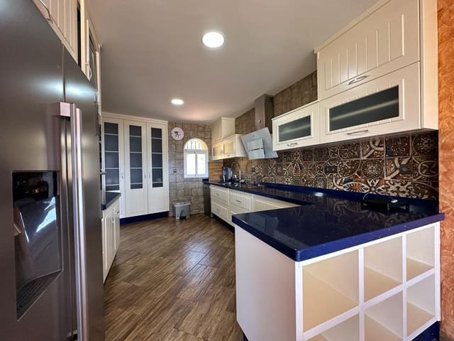 4 Zimmer Villa zu verkaufen in Salobreña mit Pool - 740.000 € (Ref: 3966240)