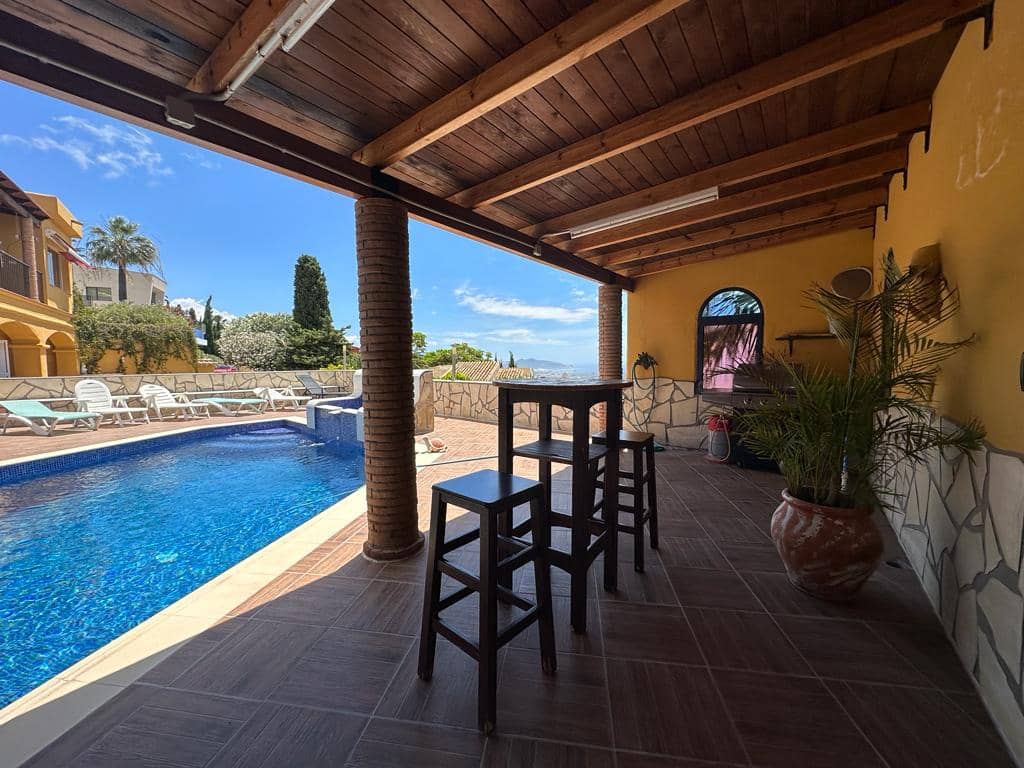 4 soveværelse Villa til salg i Salobrena med swimmingpool - € 740.000 (Ref: 3966240)