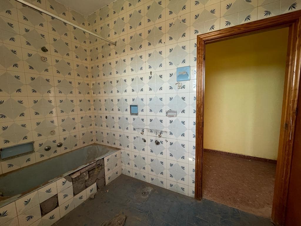 5 slaapkamer Huis te koop in Salobrena met garage - € 199.500 (Ref: 7045824)