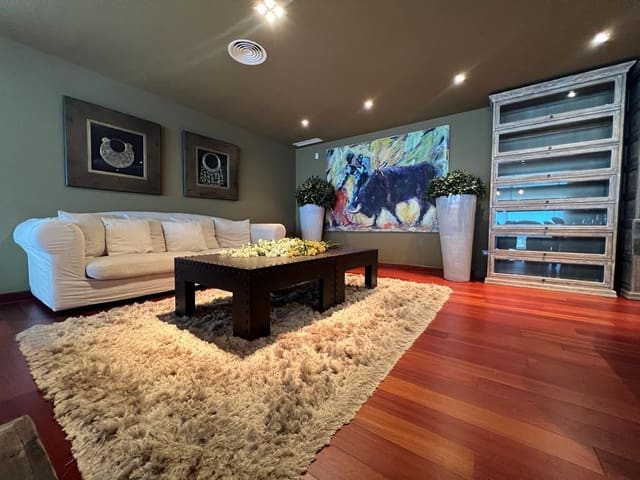 Chalet de 4 habitaciones en Almuñécar en venta con piscina - 1.300.000 € (Ref: 7110105)