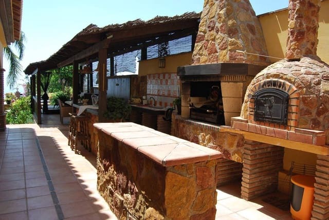 6 sypialnia Willa na sprzedaż w Salobreña z basenem - 1 190 000 € (Ref: 7591621)