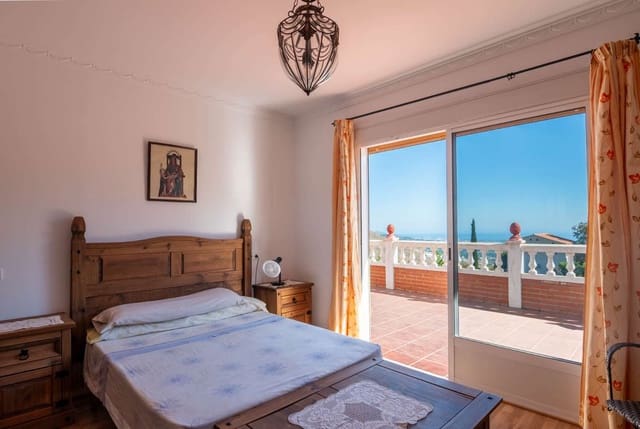 4 bedroom Townhouse for sale in Molvízar with pool - € 295,000 (Ref: 7734879)