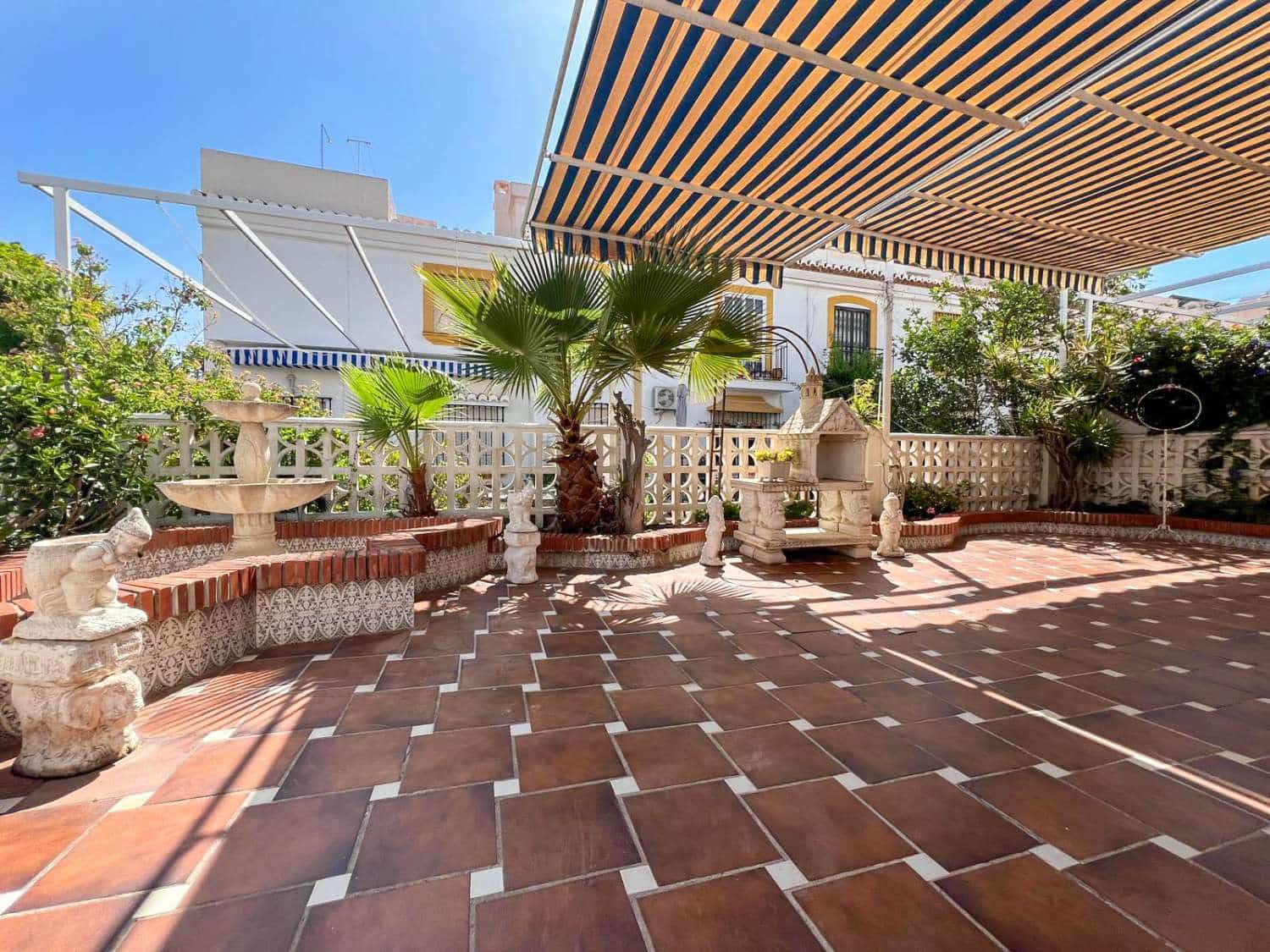 4 soveværelse Byhus til salg i Salobrena med swimmingpool - € 399.000 (Ref: 8383032)