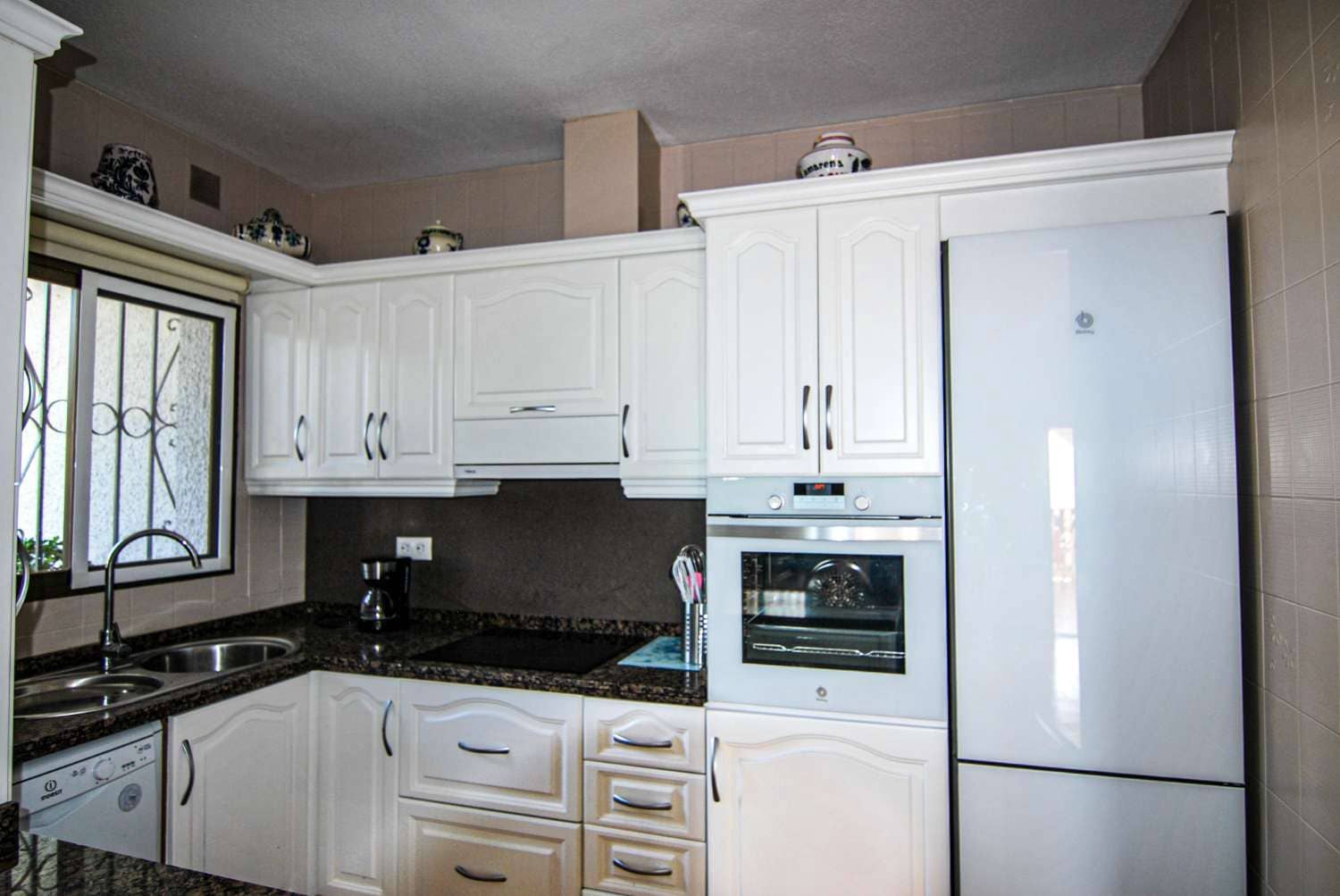 4 Zimmer Villa zu verkaufen in Salobrena mit Pool Garage - 575.000 € (Ref: 9146868)