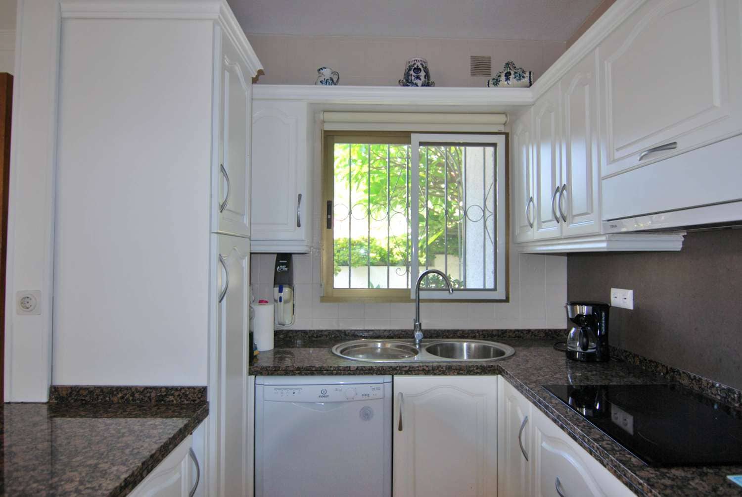 4 Zimmer Villa zu verkaufen in Salobrena mit Pool Garage - 575.000 € (Ref: 9146868)