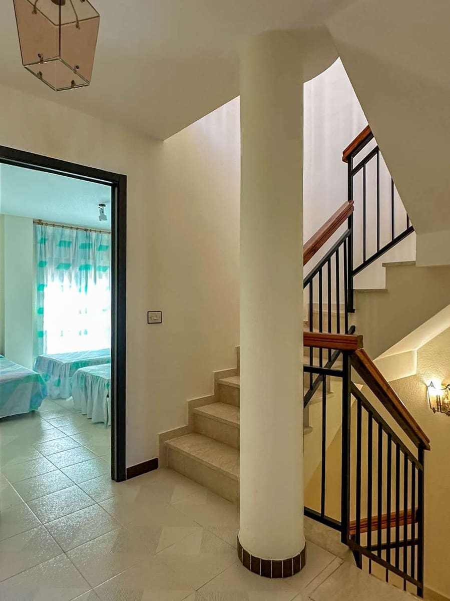 5 makuuhuone Rivitalo myytävänä paikassa Salobrena mukana uima-altaan - 416 000 € (Ref: 9446006)