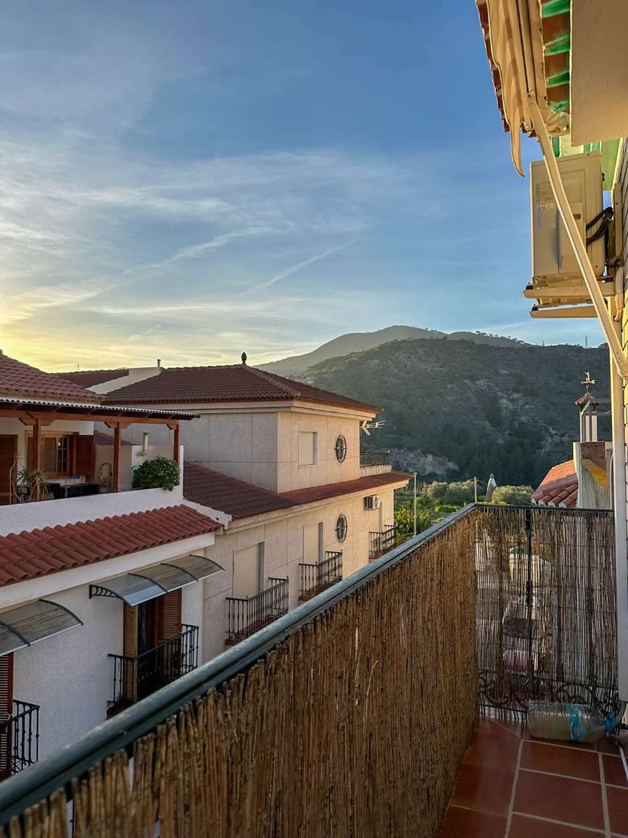 Piso de 3 habitaciones en Vélez de Benaudalla en alquiler - 750 € (Ref: 9518557)