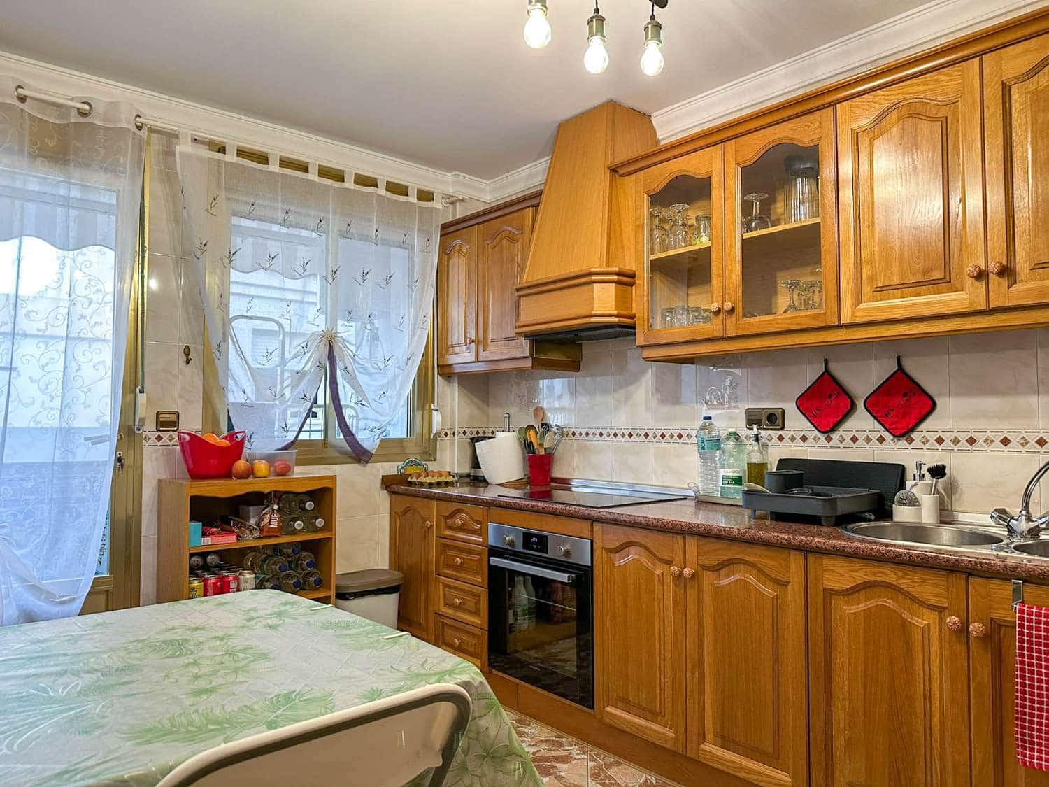 Piso de 3 habitaciones en Vélez de Benaudalla en alquiler - 750 € (Ref: 9518557)