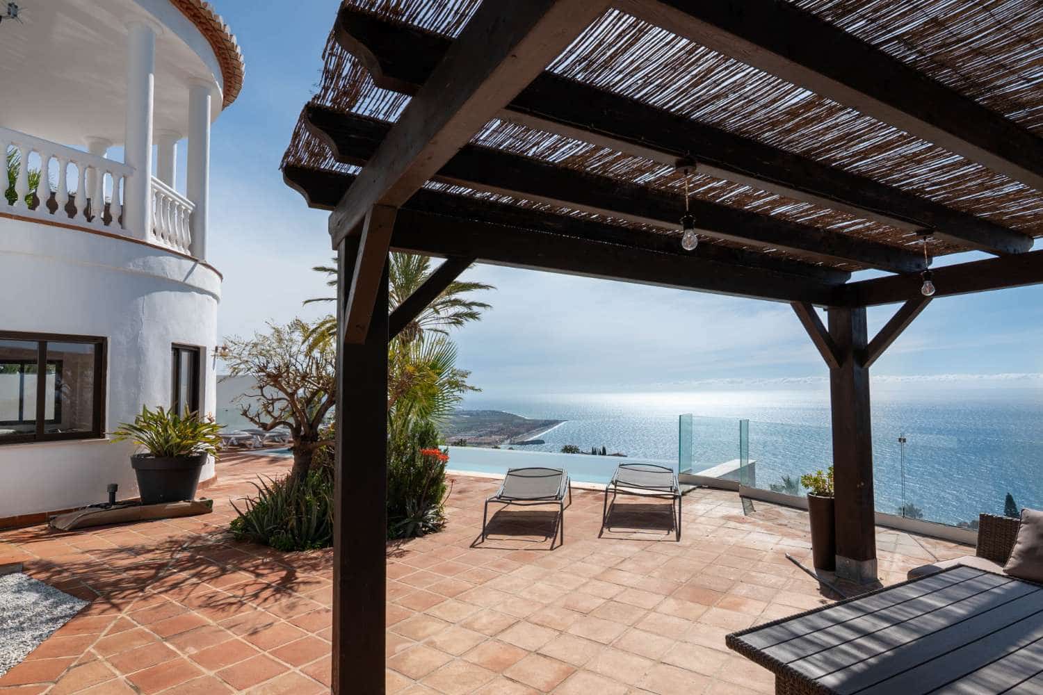 5 chambre Villa/Maison à vendre à Salobrena avec piscine - 950 000 € (Ref: 9780237)