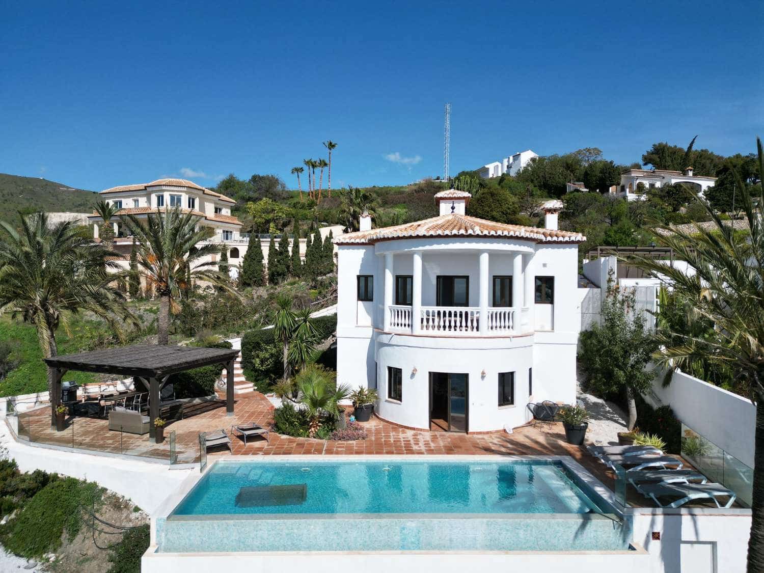 5 chambre Villa/Maison à vendre à Salobrena avec piscine - 950 000 € (Ref: 9780237)