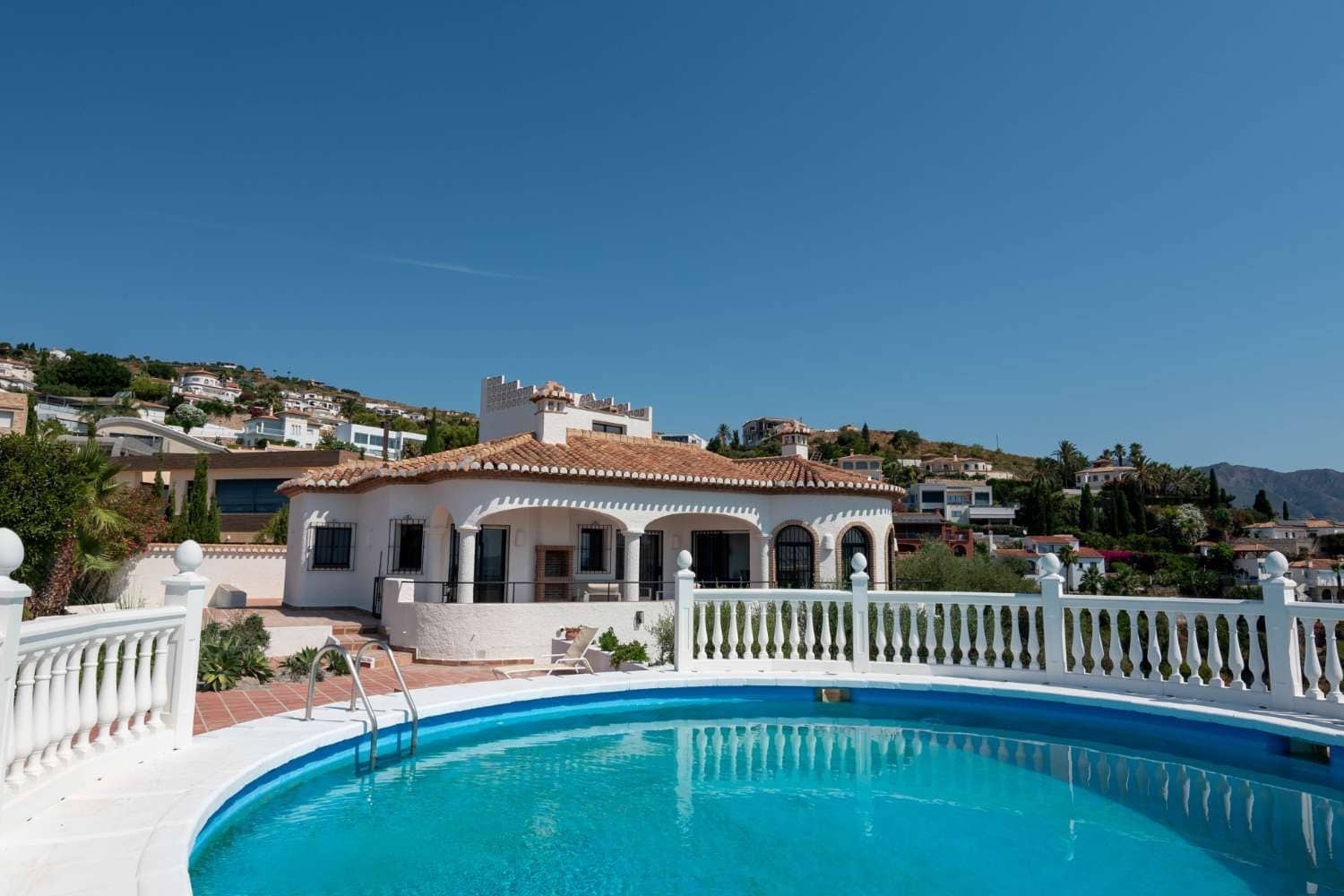 4 Zimmer Villa zu verkaufen in Salobrena mit Pool Garage - 749.000 € (Ref: 9952003)