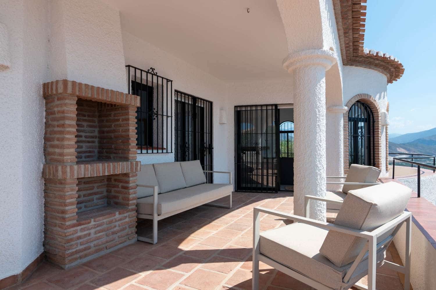 4 Zimmer Villa zu verkaufen in Salobrena mit Pool Garage - 749.000 € (Ref: 9952003)