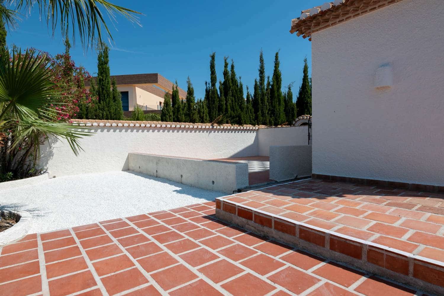 4 Zimmer Villa zu verkaufen in Salobrena mit Pool Garage - 749.000 € (Ref: 9952003)